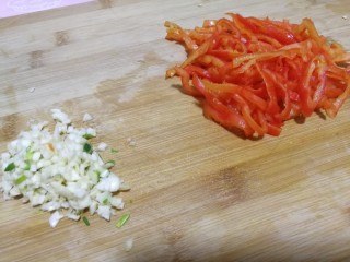 多彩素炒杏鲍菇,红椒切条，蒜切碎，