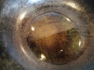 多彩素炒杏鲍菇,材料都准备好后，锅内放油烧热，