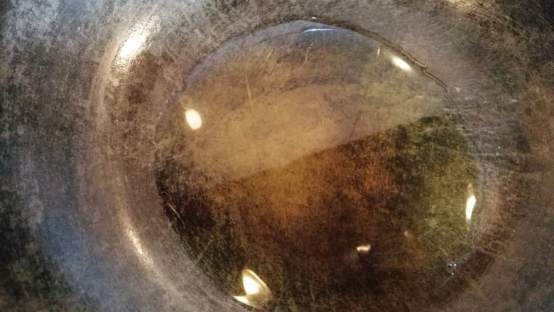 多彩素炒杏鲍菇,材料都准备好后，锅内放油烧热，