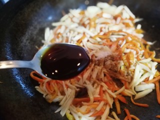 多彩素炒杏鲍菇,一大勺蚝油。