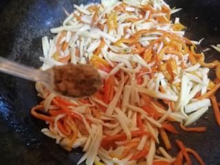 多彩素炒杏鲍菇,翻炒一会儿，所有的菜都变软就快熟了。放入一小勺13香，
