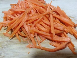 多彩素炒杏鲍菇,胡萝卜切片，然后切成条备用。