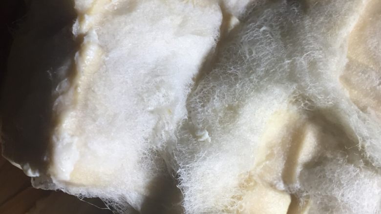 农家传统自制豆腐乳【详细版】,把白酒均匀的撒在豆腐乳上，目的可以更好的放置！