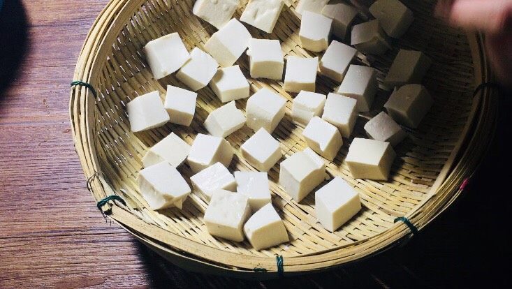 农家传统自制豆腐乳【详细版】,放的位置要有一些空隙，最好用竹制品制作！