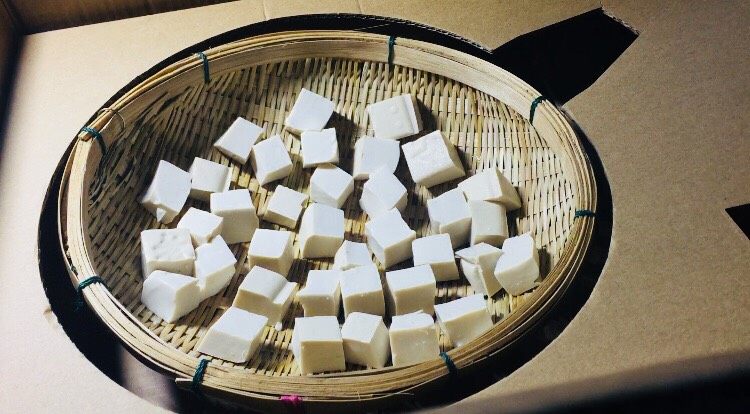 农家传统自制豆腐乳【详细版】,这里条件就用了锅的箱子进行密封发酵！大家有好的箱子也是可以的！