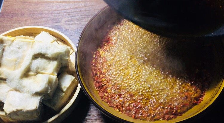 农家传统自制豆腐乳【详细版】,然后把菜籽油烧开后，凉到7成油温，浇上辣椒粉里！