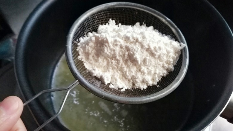 奶油泡芙,待黄油融化搅拌均匀烧开筛入面粉