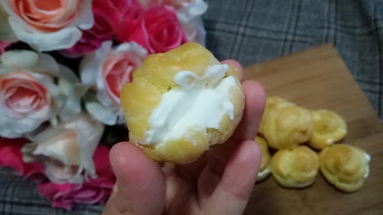 奶油泡芙,可以将泡芙切开夹入奶油
也可以放裱花袋从泡芙底部挤入