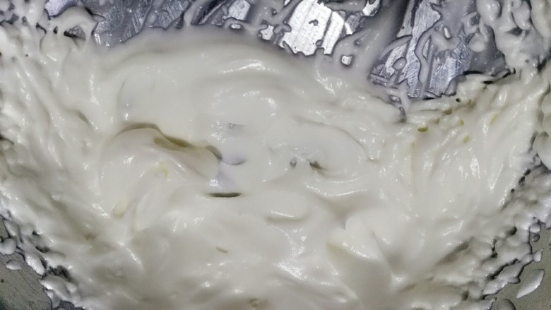 奶油泡芙,家里热有点影响了奶油的发性
打发奶油前一定要放冰箱保持奶油低温