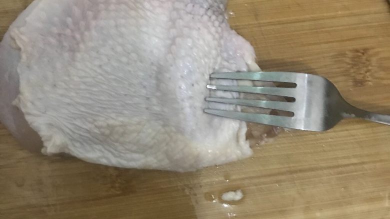 鸡排饭,将鸡皮一则翻过来用刀背敲打，使肉质松软，并用叉子在鸡皮上均匀的叉洞