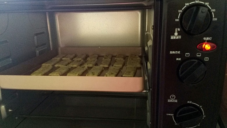 苏打酥脆小饼干,放入预热好的烤箱
烤箱中下层，上下火170度8分钟，转上火140度15分钟