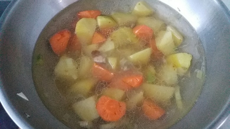 牛窝肉炖土豆,加入开水抹过锅里的土豆和胡萝卜，开大火烧开