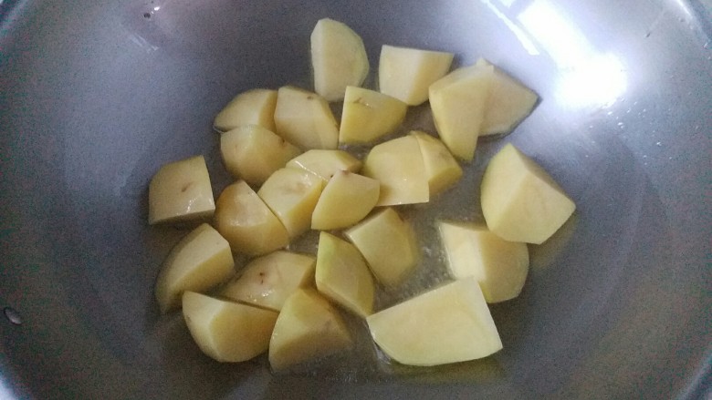 牛窝肉炖土豆,冷锅热油下入土豆块，炒至表皮呈金黄色