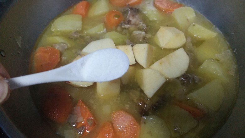 牛窝肉炖土豆,煮至锅里的土豆和胡萝卜软烂即可倒入盐和苹果块