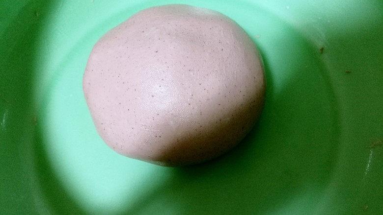 酒酿桂花粉红鸡蛋丸子,用手揉成一个光滑的面团。