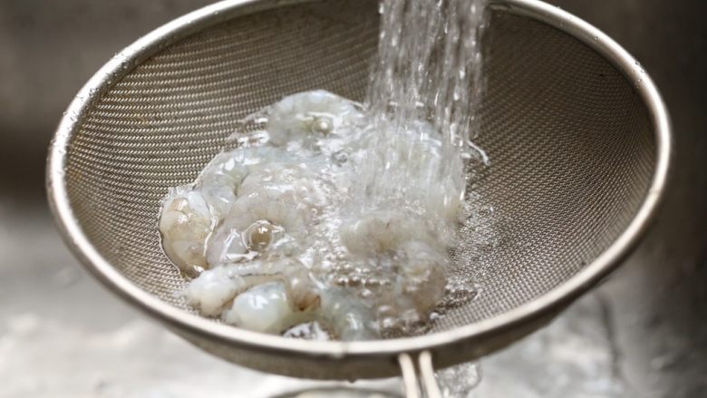 缤纷虾仁蛋炒饭,虾用少许盐腌一会儿，然后用清水冲去虾表面的盐分和黏液。这样操作虾口感会较脆嫩。