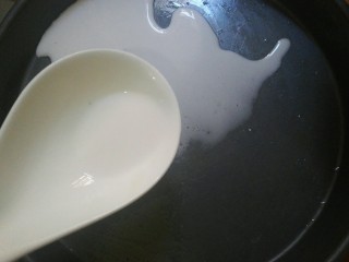 凉皮,盘里先摸一层薄薄的油，舀2勺浆，转一下盘让浆铺满整个盘。