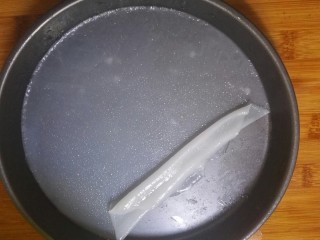 凉皮,把盘放入冷水中冷却一下，就可以撕开凉皮啦（撕开后在表面摸一层薄薄的油就不会粘在一起）。