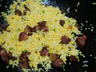 黄金蛋炒饭,临出锅加盐调味，撒上葱花拌匀即可出锅