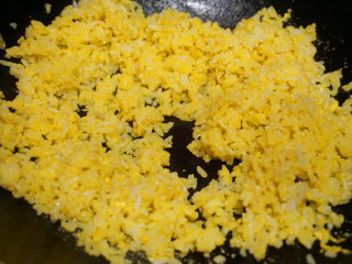 黄金蛋炒饭,然后将蛋黄倒入锅中和米饭一起翻炒均匀，让蛋黄包裹住米饭

叨叨叨：真正的蛋炒饭，饭粒会在锅中跳舞，大家看看你的米饭会跳舞吗

