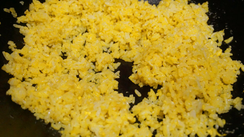 黄金蛋炒饭,然后将蛋黄倒入锅中和米饭一起翻炒均匀，让蛋黄包裹住米饭

叨叨叨：真正的蛋炒饭，饭粒会在锅中跳舞，大家看看你的米饭会跳舞吗
