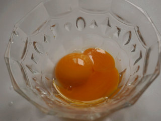 黄金蛋炒饭,将鸡蛋蛋清和蛋黄分离，只用蛋黄
叨叨叨：黄鸡蛋炒饭只用鸡蛋的蛋黄，蛋清可以另作他用，这是非常关键的步骤哦，这样做出来的蛋炒饭保证色泽金黄
