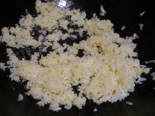 黄金蛋炒饭,锅内留少许油，将大米饭倒入锅中翻炒均匀
叨叨叨：关于用油的多少，如果是热米饭用油量要少，如果是冷剩饭就要多放一点油，这样炒出来的米饭油润适口
