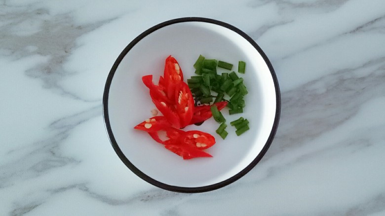玉子虾仁,蒸虾仁的时候切点红辣椒，小葱叶，等下装饰用