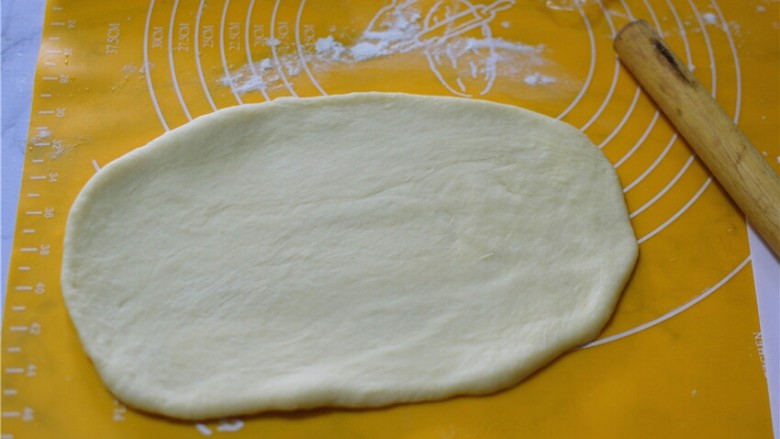 火腿肠面包,将其中一个小面团擀成椭圆形