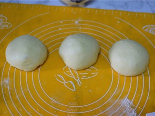 火腿肠面包,取出来，平均分成三个面团。