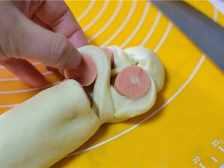 火腿肠面包,就面包胚切成8mm，不要切段，左右分别摆好