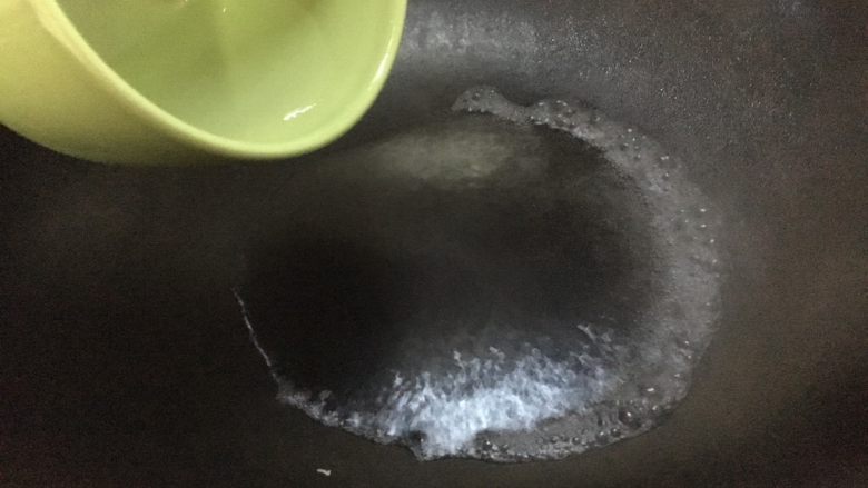 #糖醋菜# 糖醋山药片,锅里倒入50ml的水。