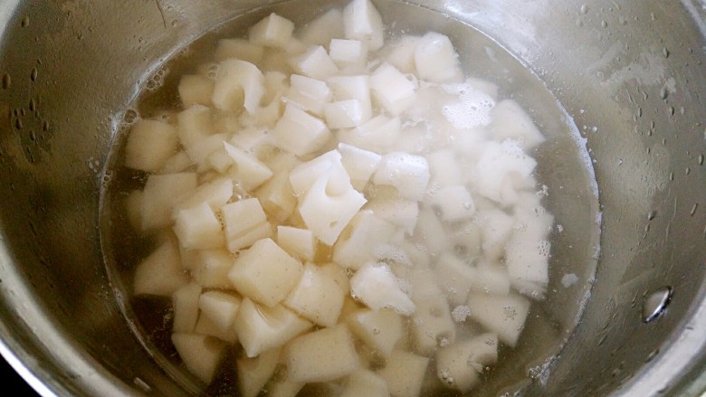 糖醋菜+糖醋藕丁,放沸水中焯烫3分钟左右