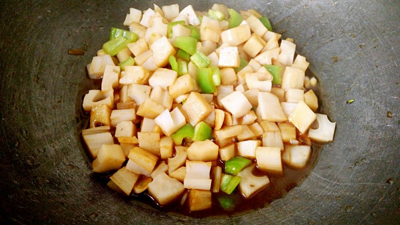 糖醋菜+糖醋藕丁,最好不盖锅盖，让其汤汁吸收进藕里