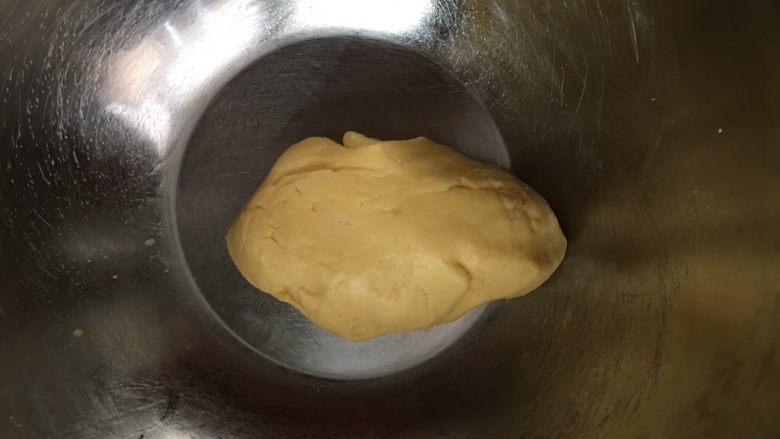 鸡蛋饼干,用手把面粉和黄油抓匀，至成团