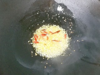 香菜拌海带丝,锅中入适量油，放入蒜蓉和干红辣椒煸出香味；