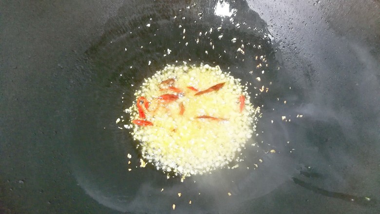 香菜拌海带丝,锅中入适量油，放入蒜蓉和干红辣椒煸出香味；