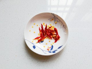 香菜拌海带丝,干红辣椒切小段备用；