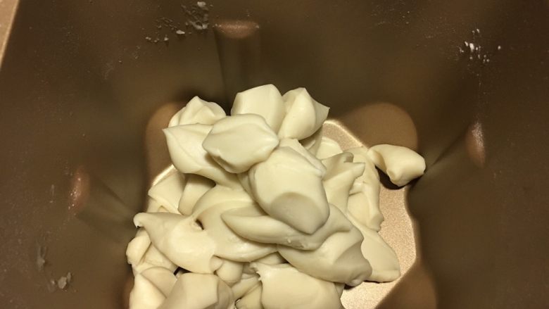 最爱包子+奶黄包,把静止好的面团用剪刀剪成小块，再把酵母水倒入面包机筒内，开启和面功能10分钟，揉至酵母完全与面粉混合