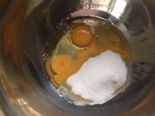 最爱包子+奶黄包,鸡蛋中加入白砂糖，用蛋抽搅拌均匀