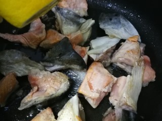 三文鱼头豆腐煲,中途挤入柠檬汁，可去腥。