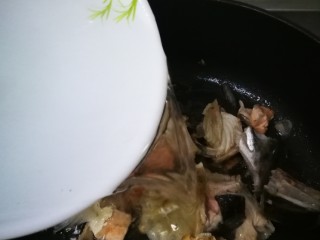 三文鱼头豆腐煲,加入一勺半左右老抽，再加适量开水。