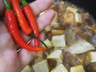 三文鱼头豆腐煲,放入小米椒。