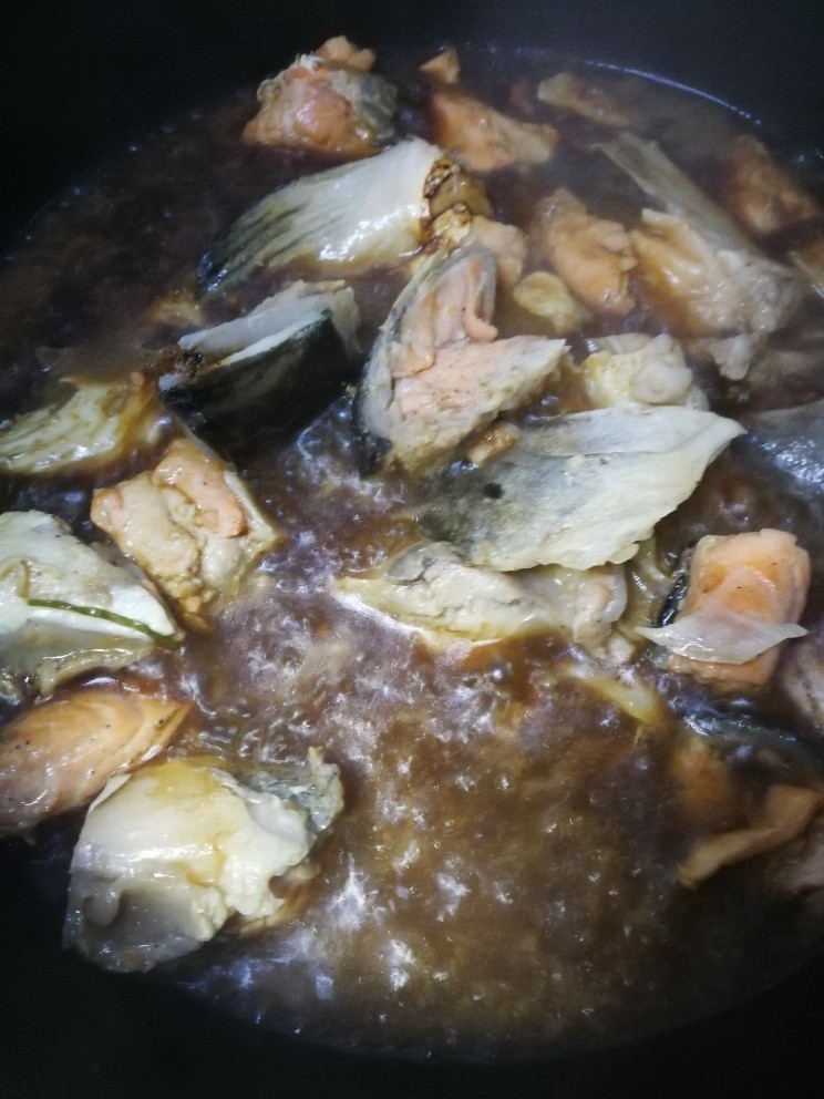 三文鱼头豆腐煲,煮开。