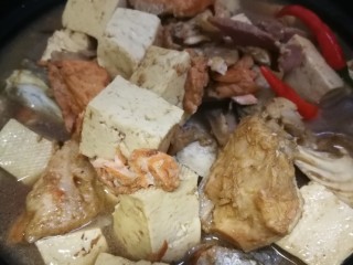 三文鱼头豆腐煲,再次煮开后把食材移到砂锅里继续煲煮十几分钟，我是转移到了塔吉锅里。