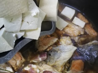 三文鱼头豆腐煲,加入老豆腐。