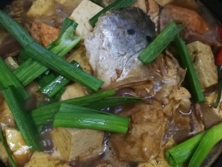 三文鱼头豆腐煲,差不多要好的时候加入青蒜。