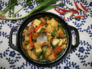 三文鱼头豆腐煲,美颜照来一张。鲜美的鱼头煲热乎乎，太适合这个季节啦👍