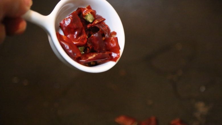 酸辣藕片,锅中烧油，油热后放入干辣椒。