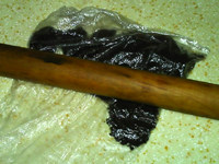 山寨奥利奥乳酪蛋糕,将饼底用的黑曲奇放入保鲜袋用擀面杖碾碎